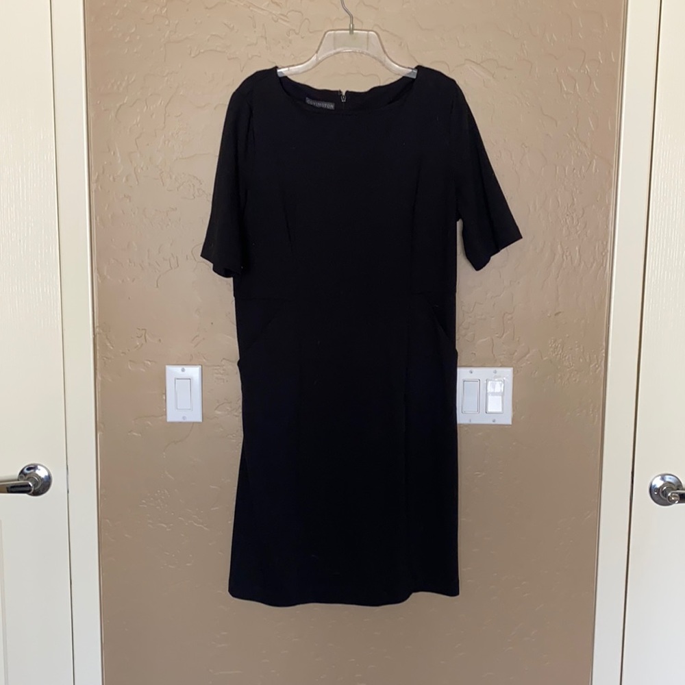 Solid back work dress with pockets